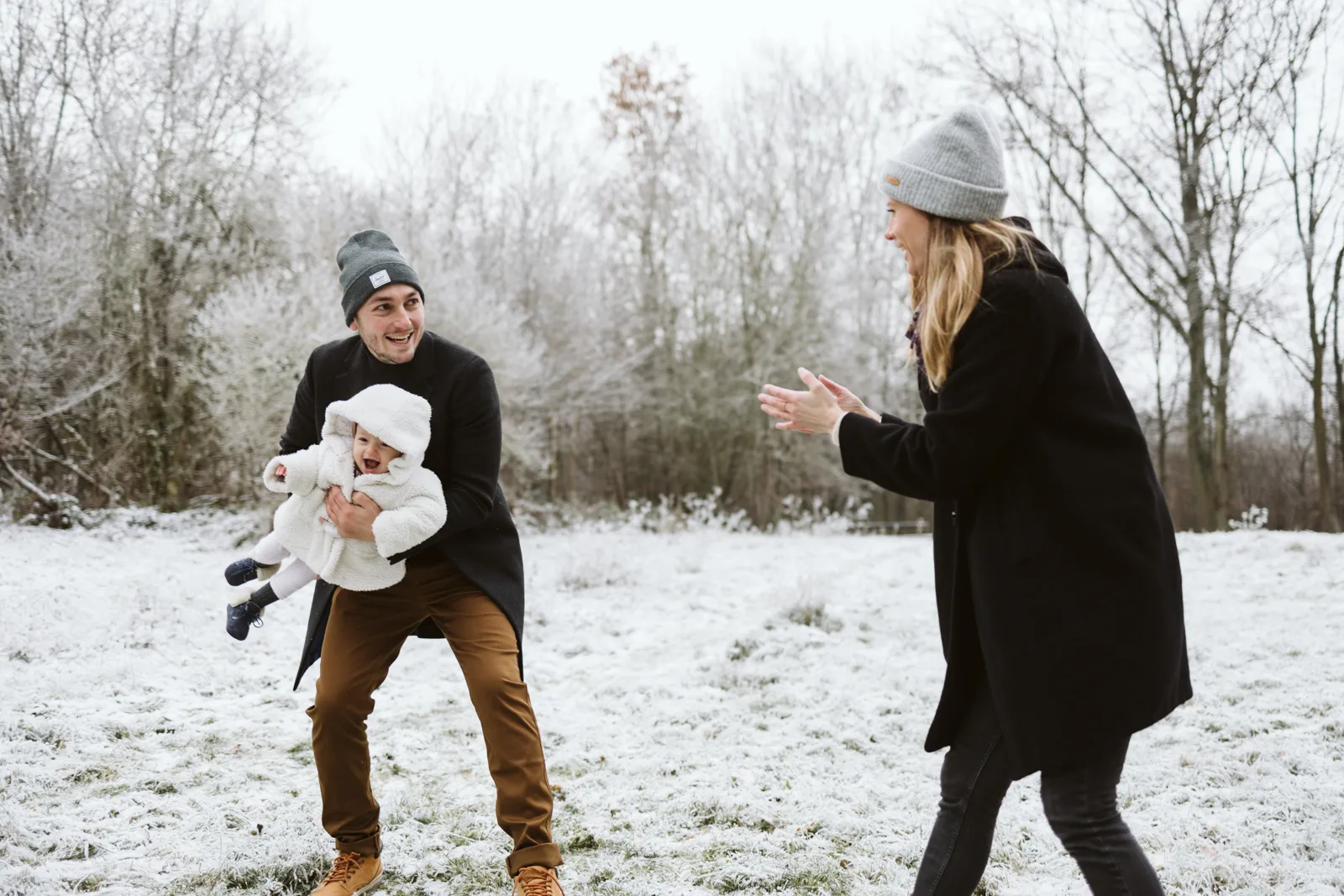 Parents amusant leur bebe dans un pre enneige pres de Lille