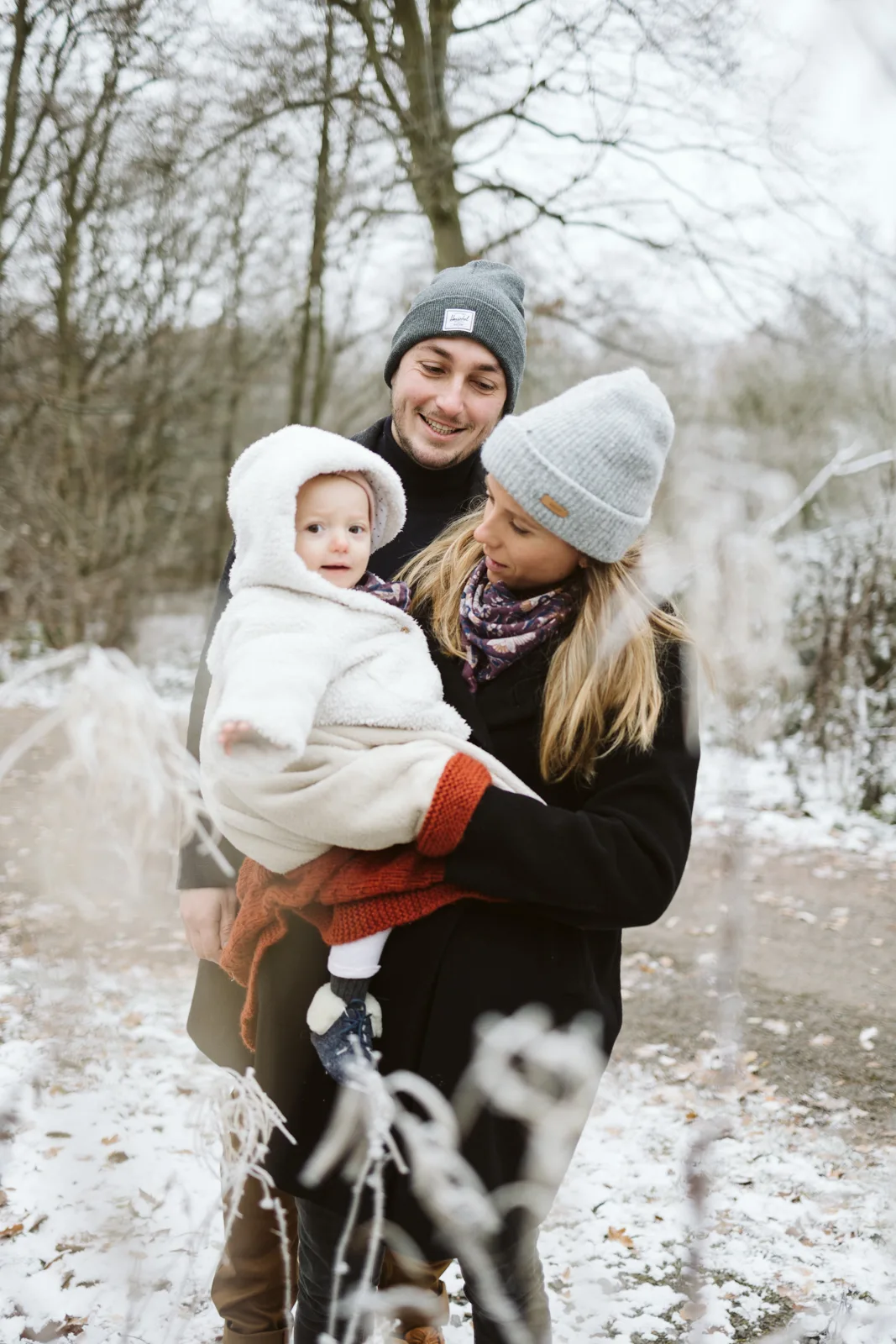 Portrait de famille avec bebe dans la neige