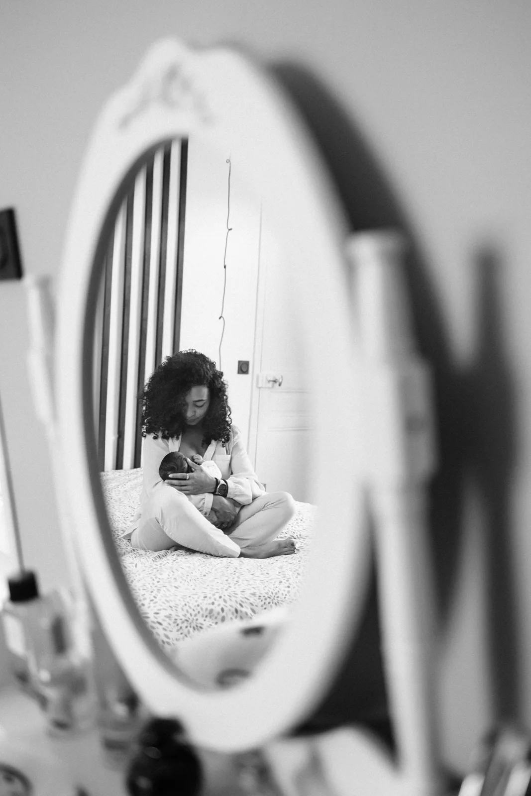 Reflet du bebe dans le miroir de la chambre pendant la seance naissance