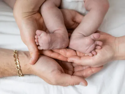 Details pieds nouveau-ne shooting naissance lifestyle