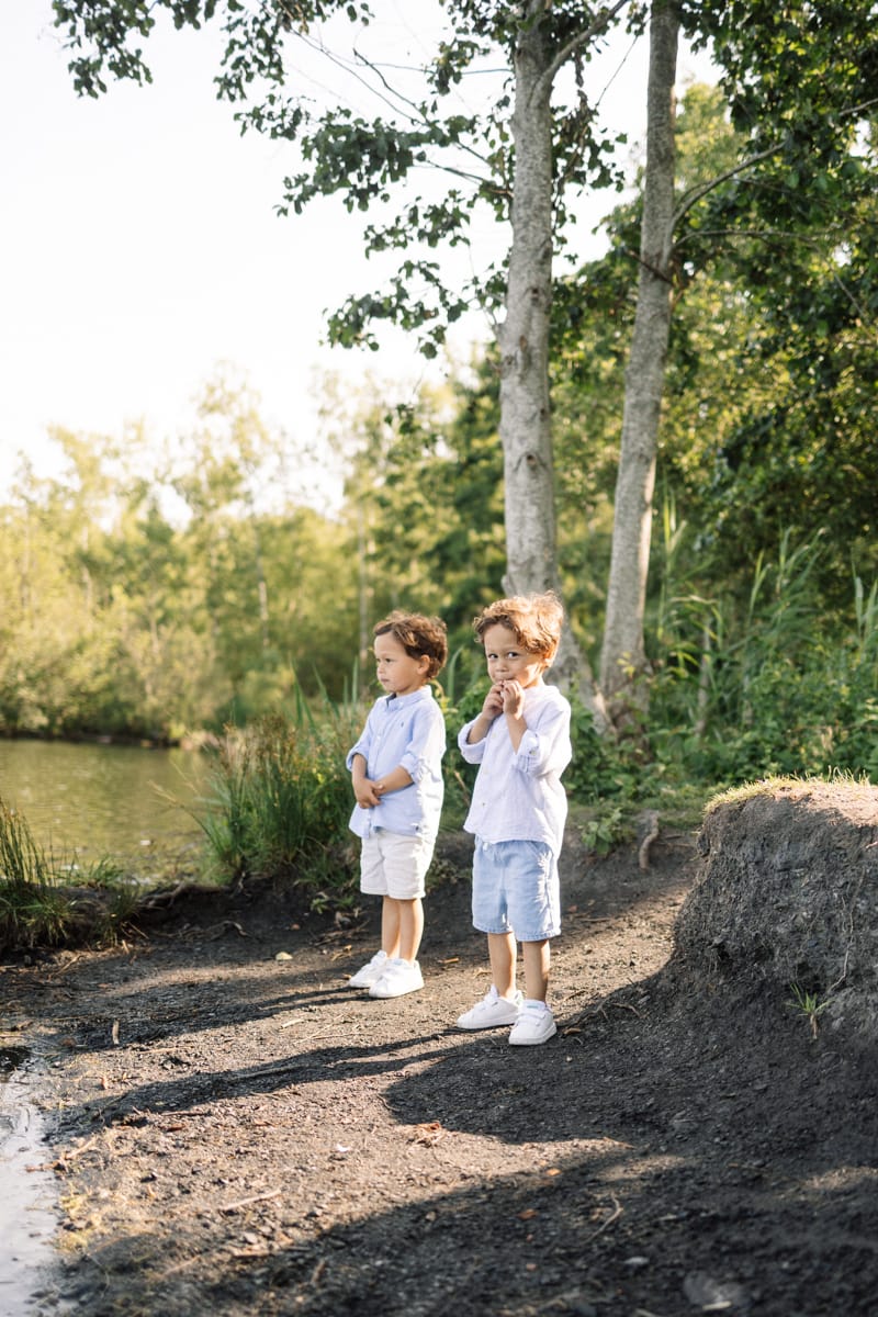 Enfants au bord du lac — Séance famille Rieulay