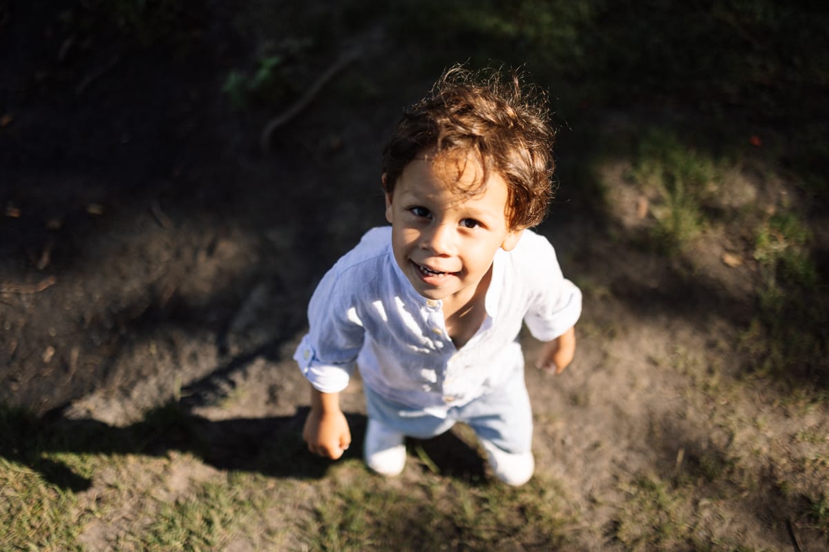 Portrait enfant vue de haut — Séance photo lifestyle extérieur
