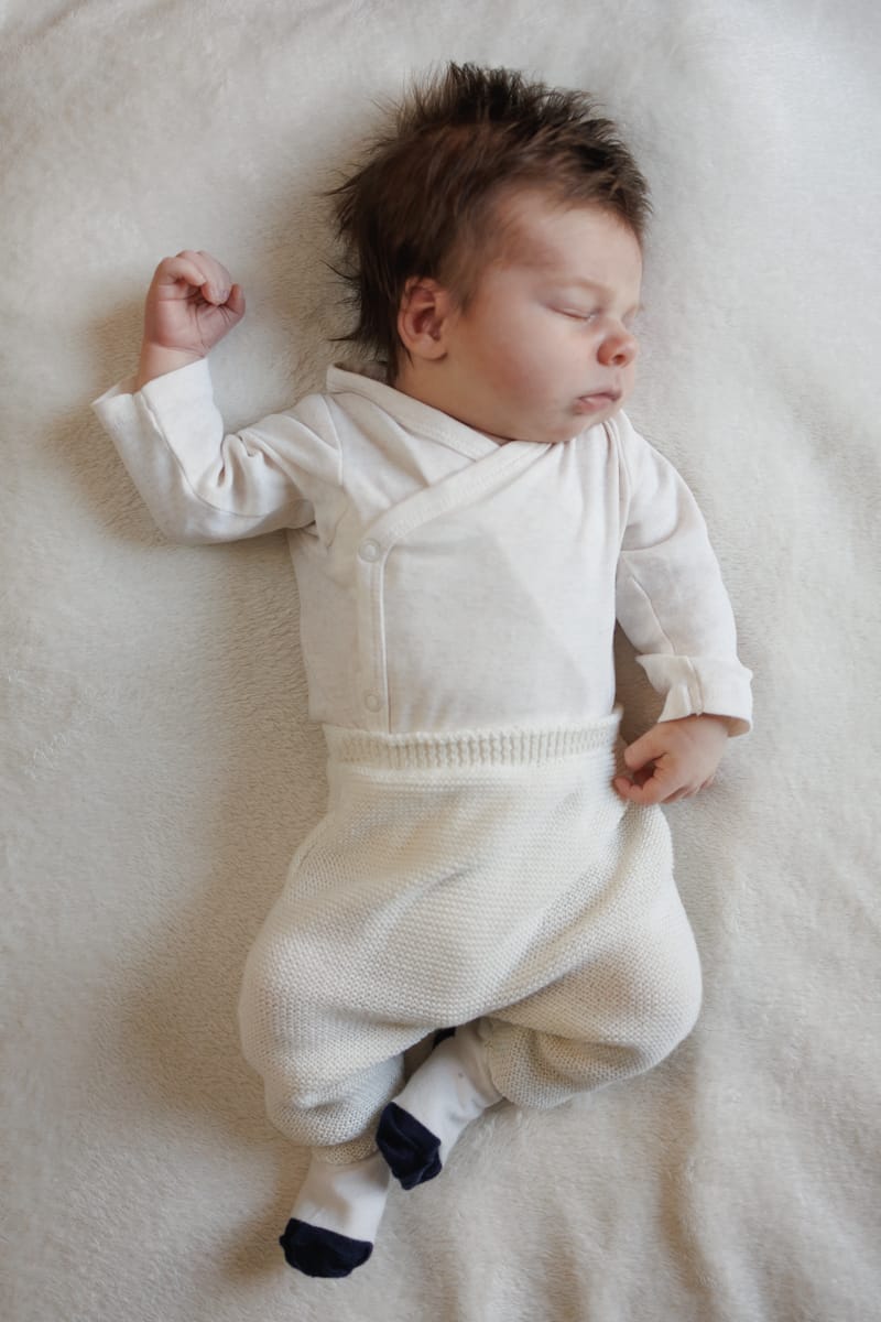 Nouveau-ne endormi paisiblement lors une seance naissance lifestyle