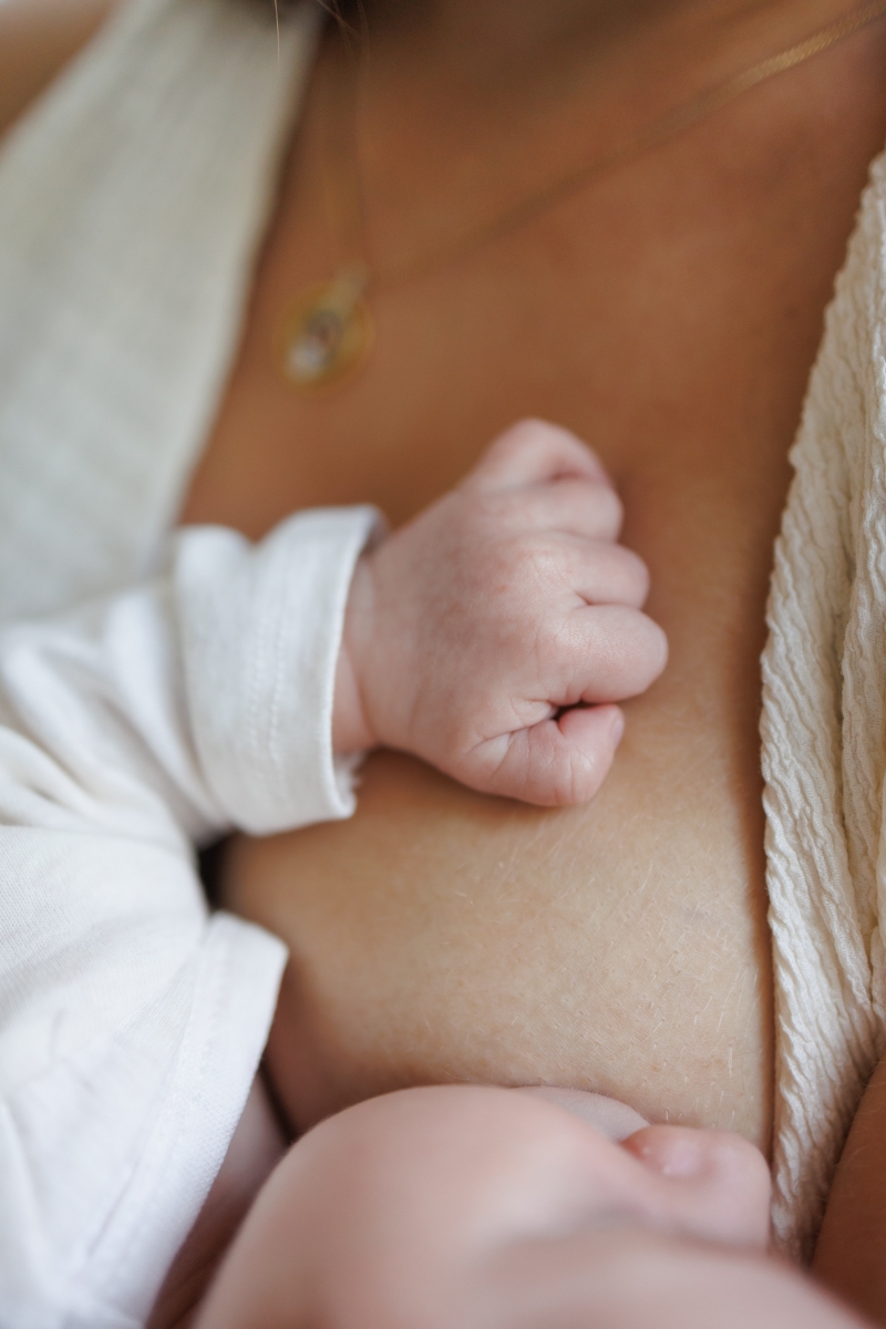 maman allaitant son bebe pendant un reportage naissance a domicile