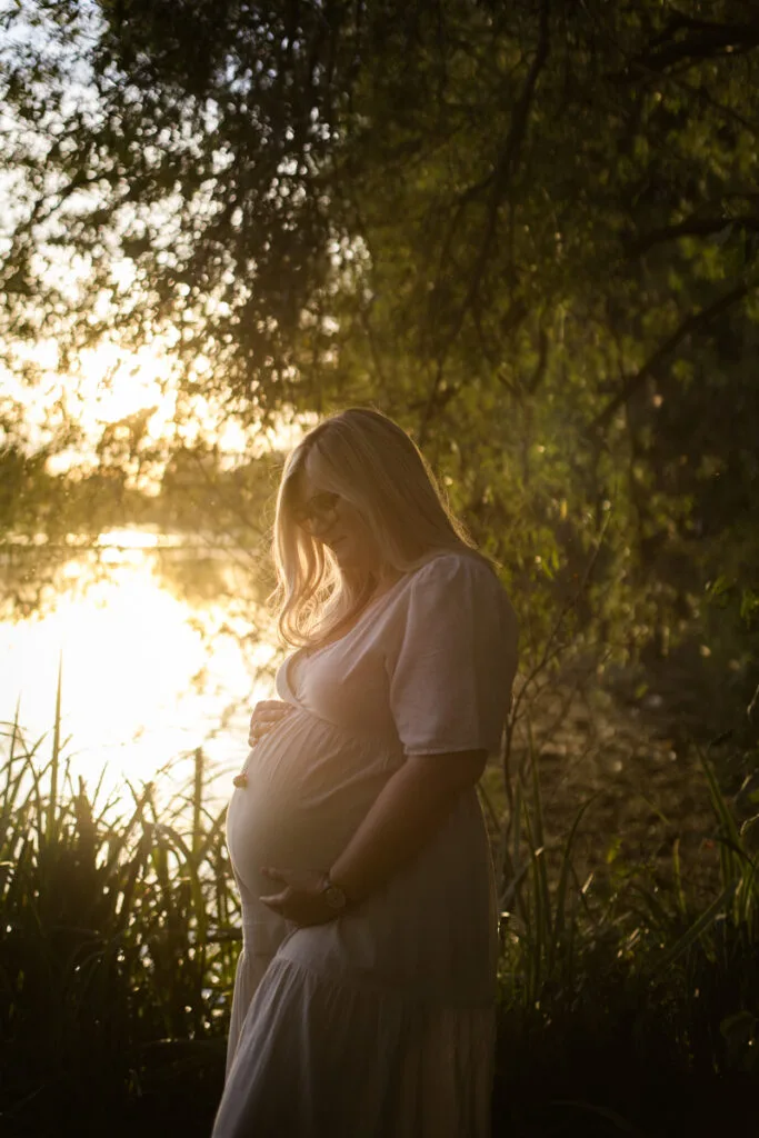 photo de grossese pendant la golden hour