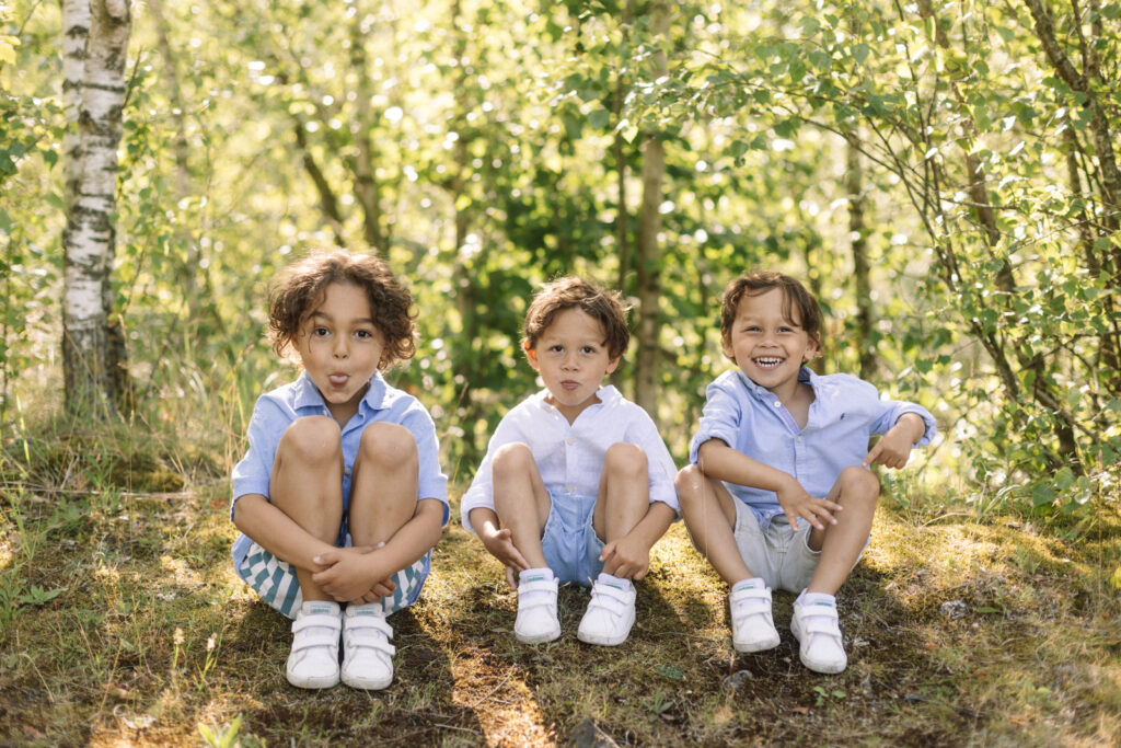 Trois petits garçons assis dans l herbe - photographe famille Arras
