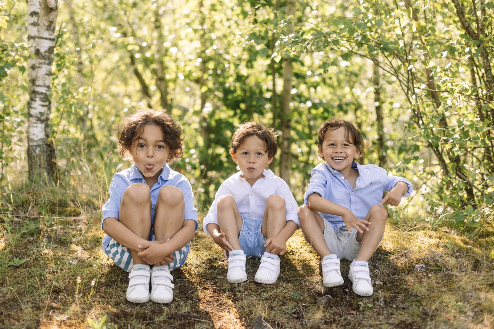 Trois petits garçons assis dans l herbe - photographe famille Arras