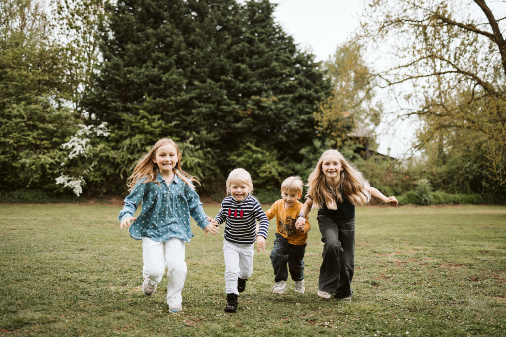 Enfants qui courent avec joie dans un parc - photographe famille Arras