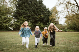 Enfants qui courent avec joie dans un parc - seance photo famille