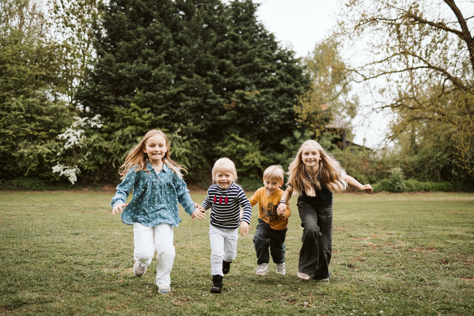 Enfants qui courent avec joie dans un parc - photographe famille Arras