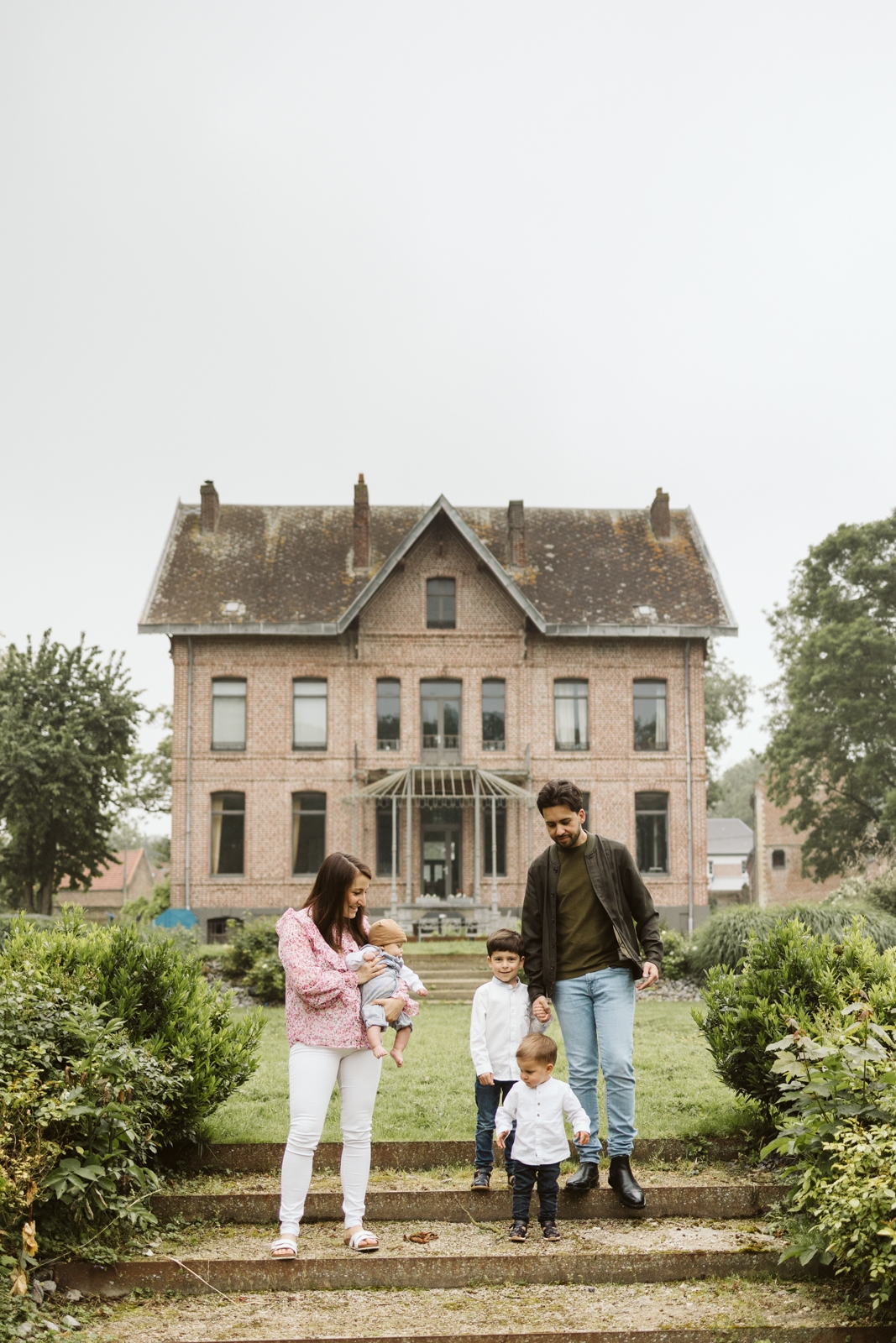Parents et enfants devant une grande maison bourgeoise - photographe famille Arras