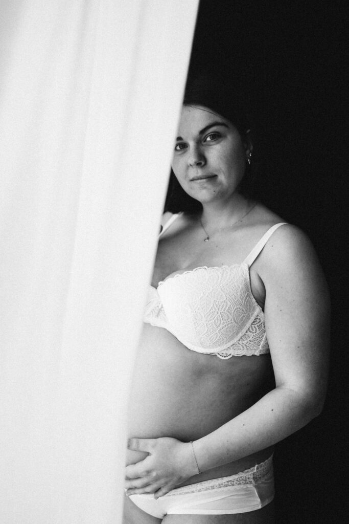 Portrait artistique noir et blanc future maman - photographe Arras