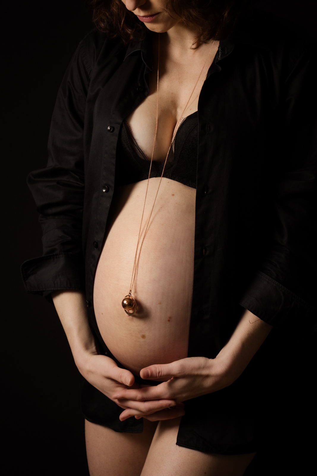 Future maman en lingerie noire - photographe grossesse Arras