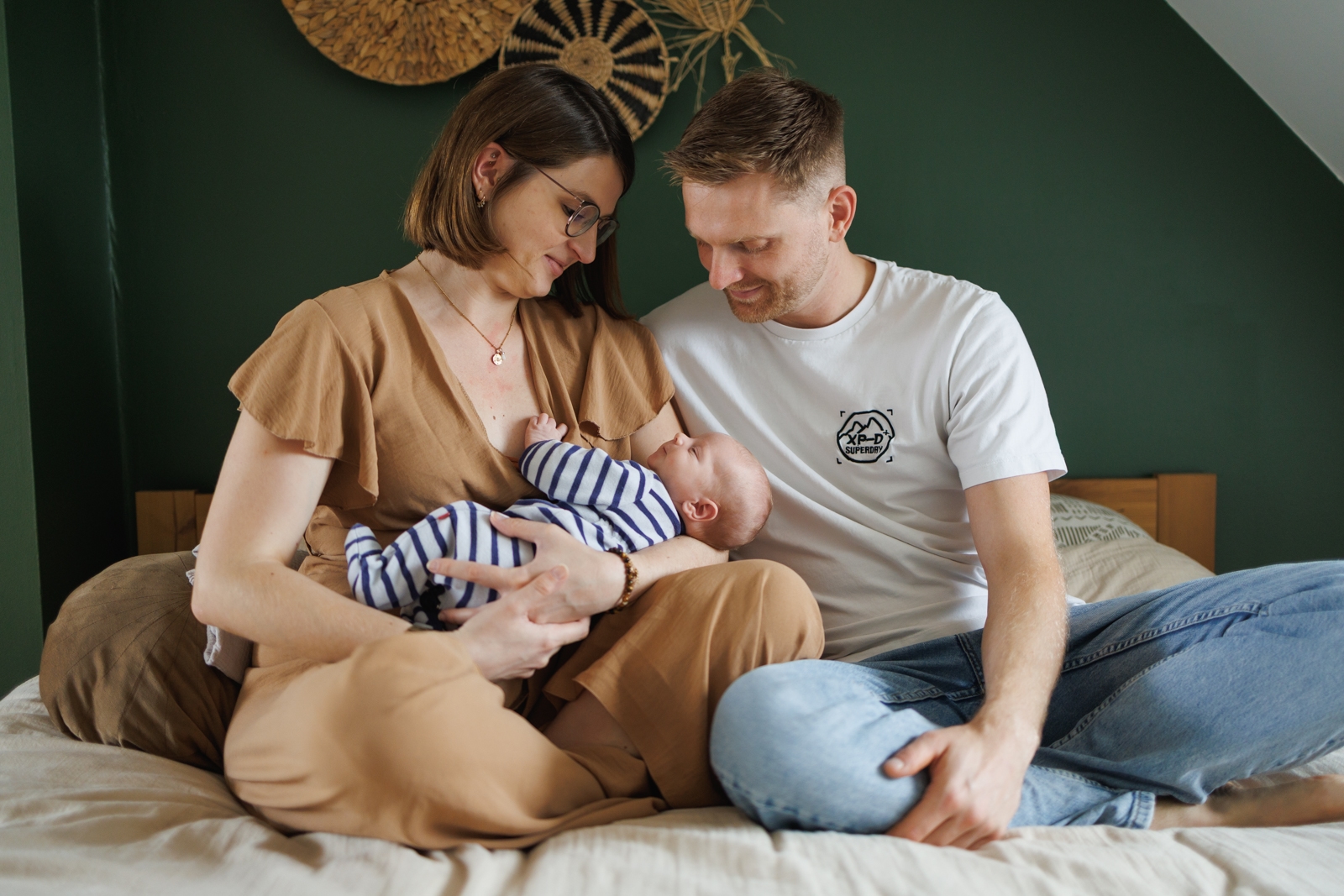 Parents et nouveau-ne - photographe naissance Arras