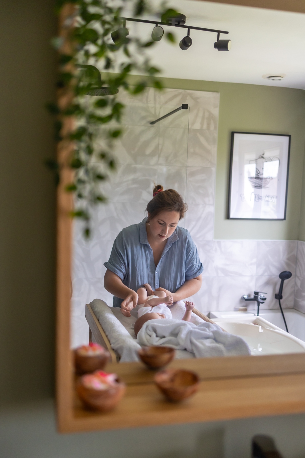 Moment de soin bebe salle de bain, reportage naissance dainville