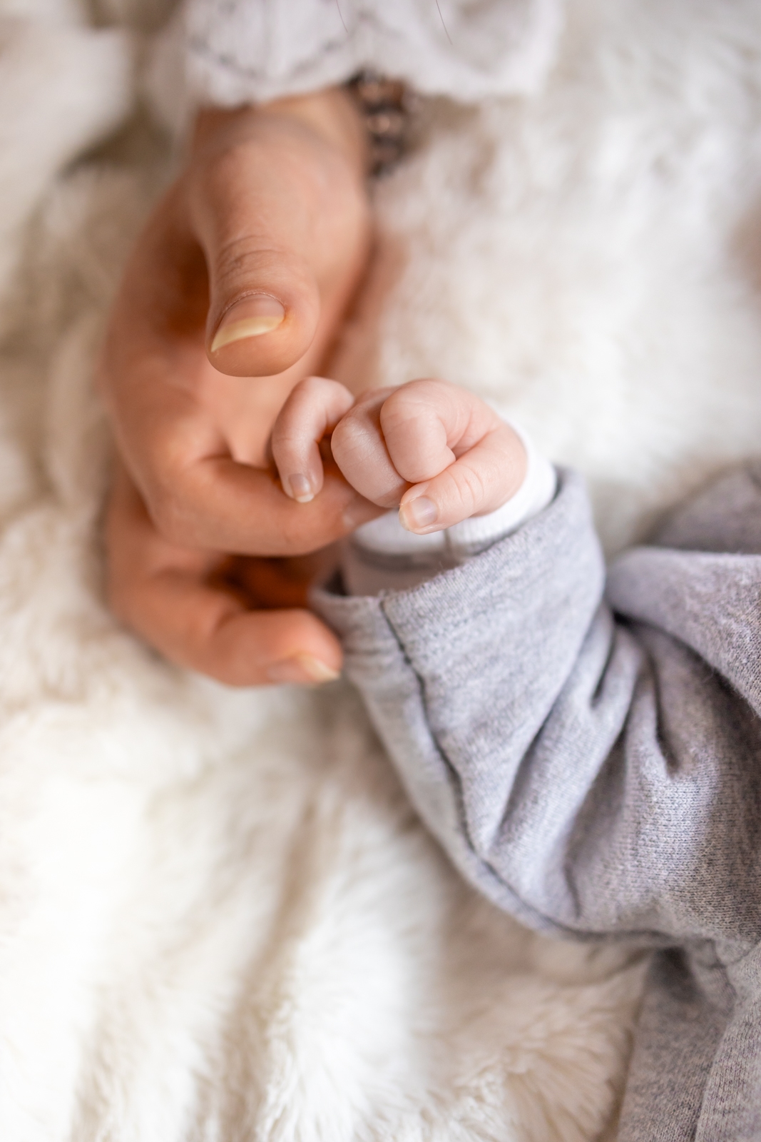 Gros plan main nouveau-ne photographe professionnel naissance Arras