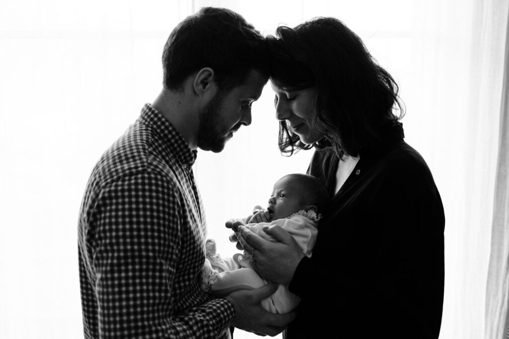 Portrait famille noir et blanc photographe naissance Arras