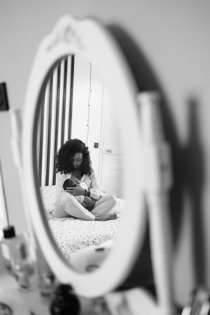 Portrait artistique maman et bebe miroir, photographe naissance Arras