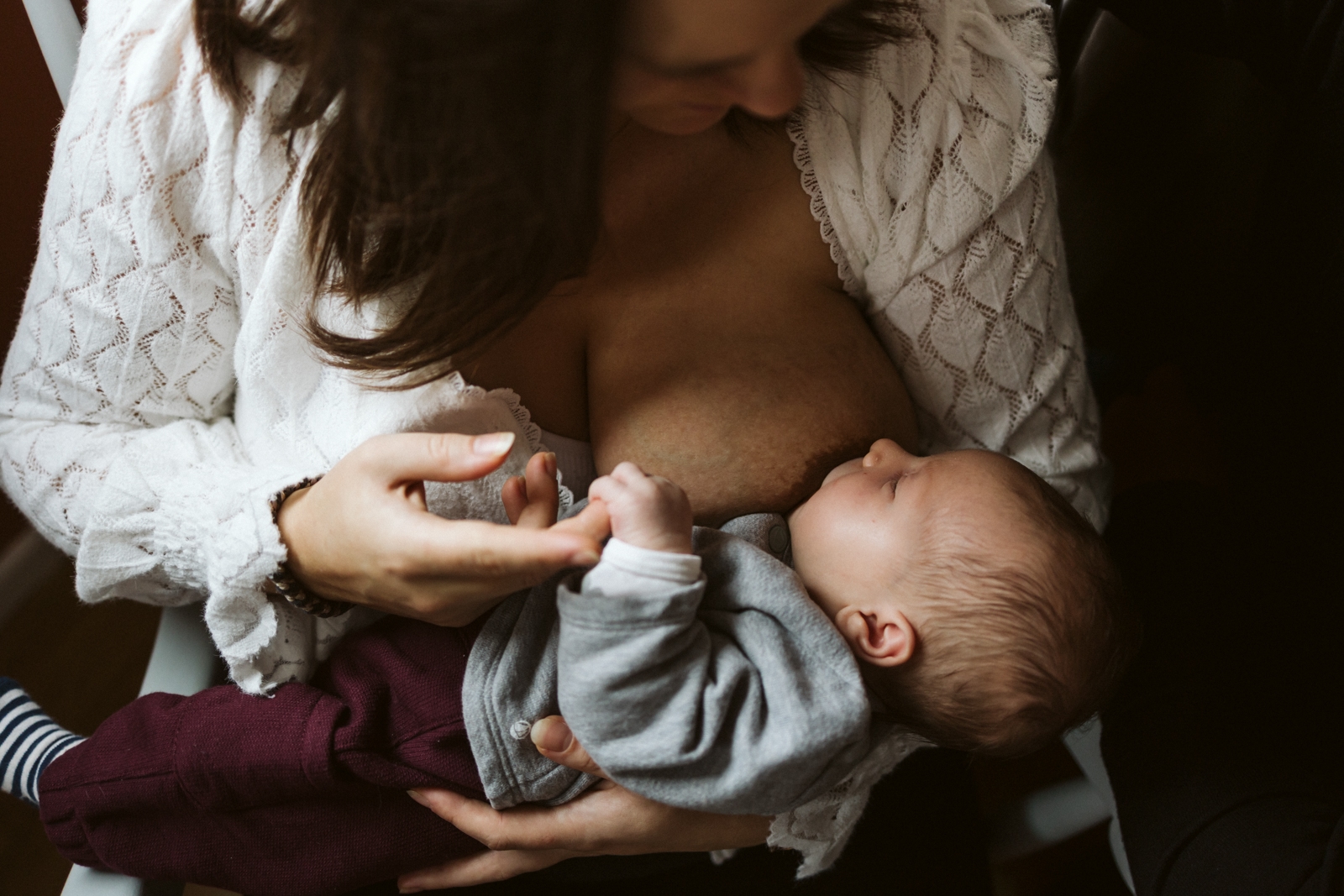 Maman allaitant son bebe, seance photo naissance Arras