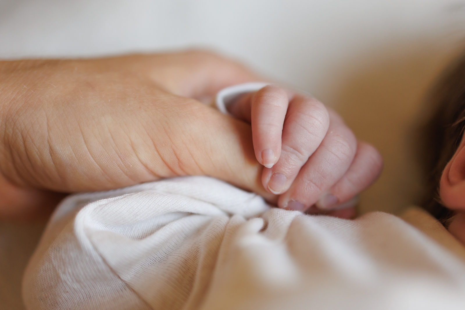 Détail nouveau-né et parent - photographe naissance Arras