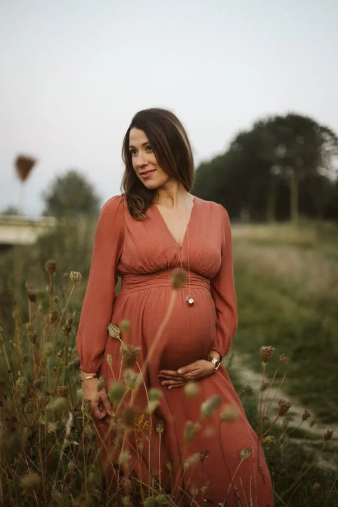 photo de femme enceinte au coucher de soleil