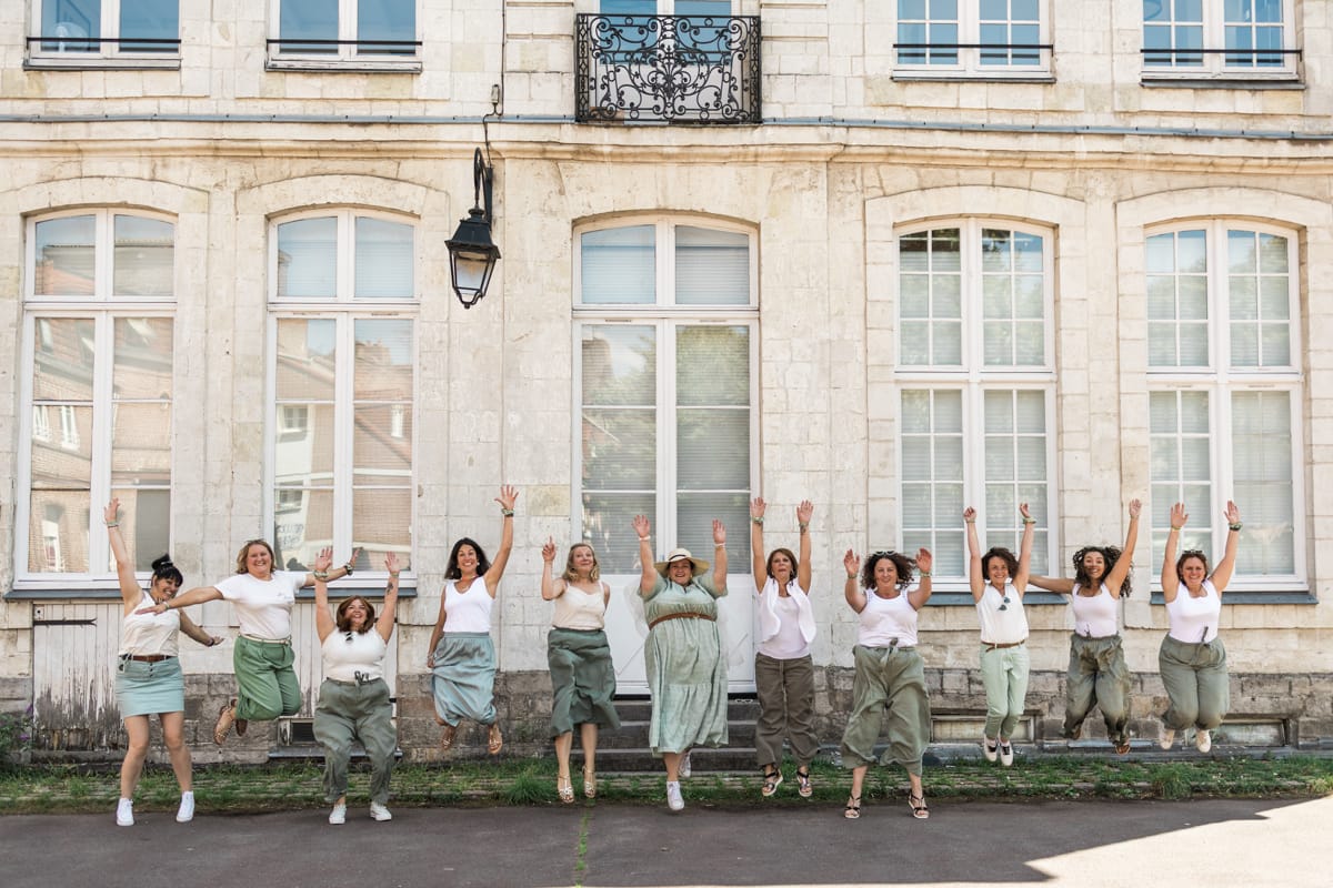 Shooting photo EVJF original : le groupe d amies s amuse devant une facade historique de Lille.