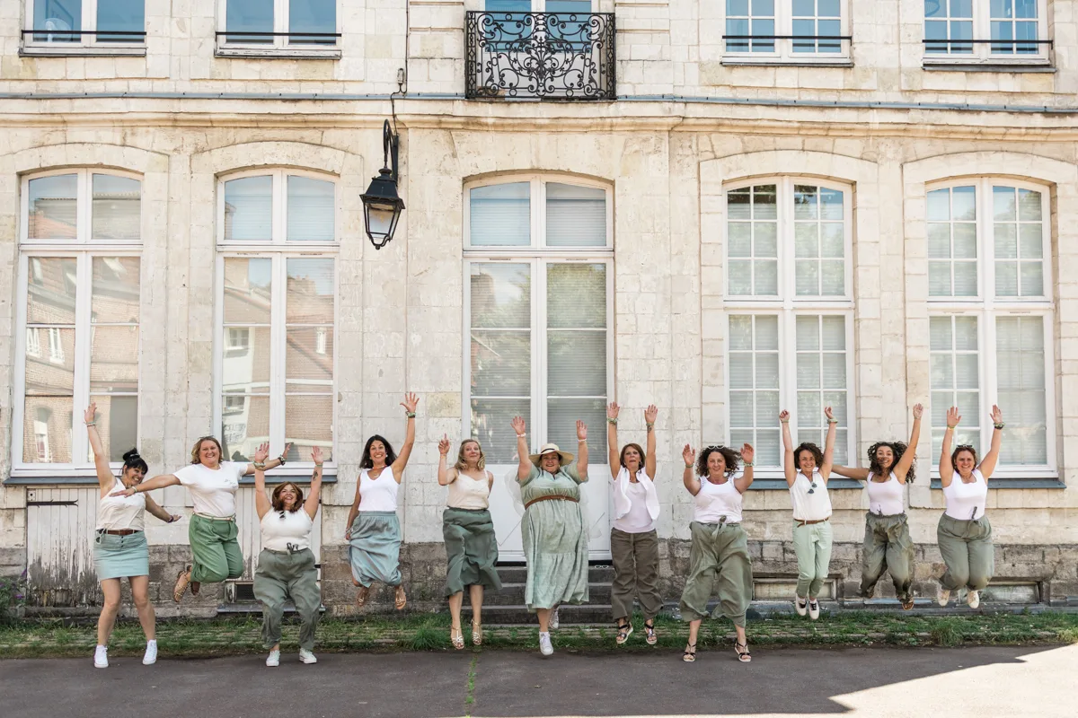 Shooting photo EVJF original : le groupe d amies s amuse devant une facade historique de Lille.