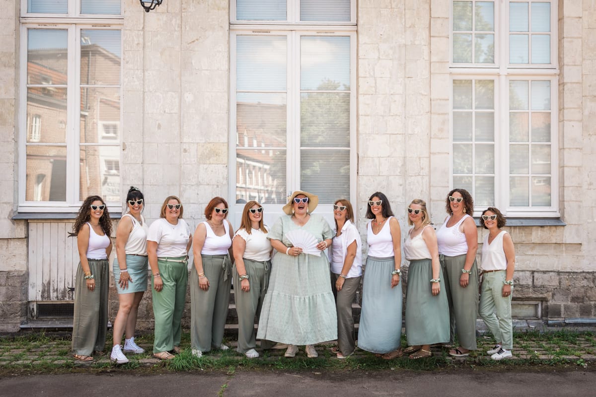 Portrait de groupe devant une facade ancienne du vieux-ville lors d une prestation photographe EVJF Lille.
