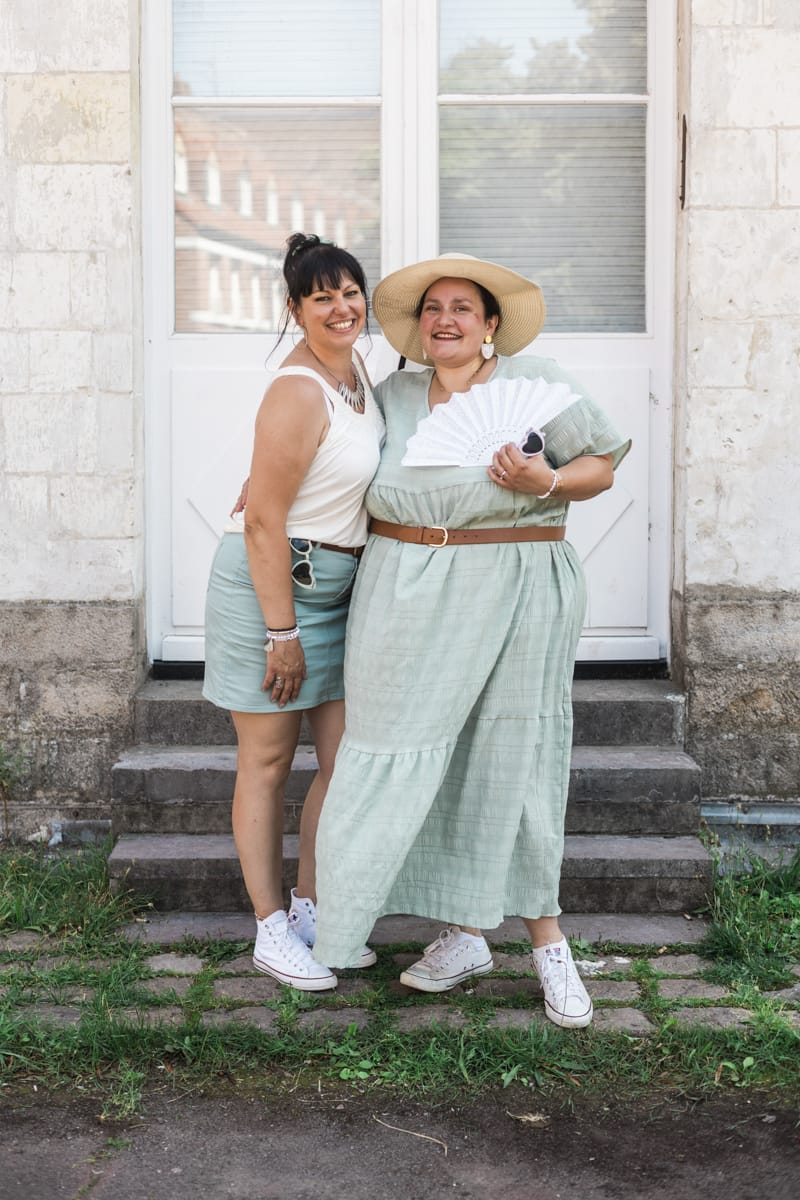 La future mariee et sa temoin s amusent durant leur seance photo personnalisee aLille.