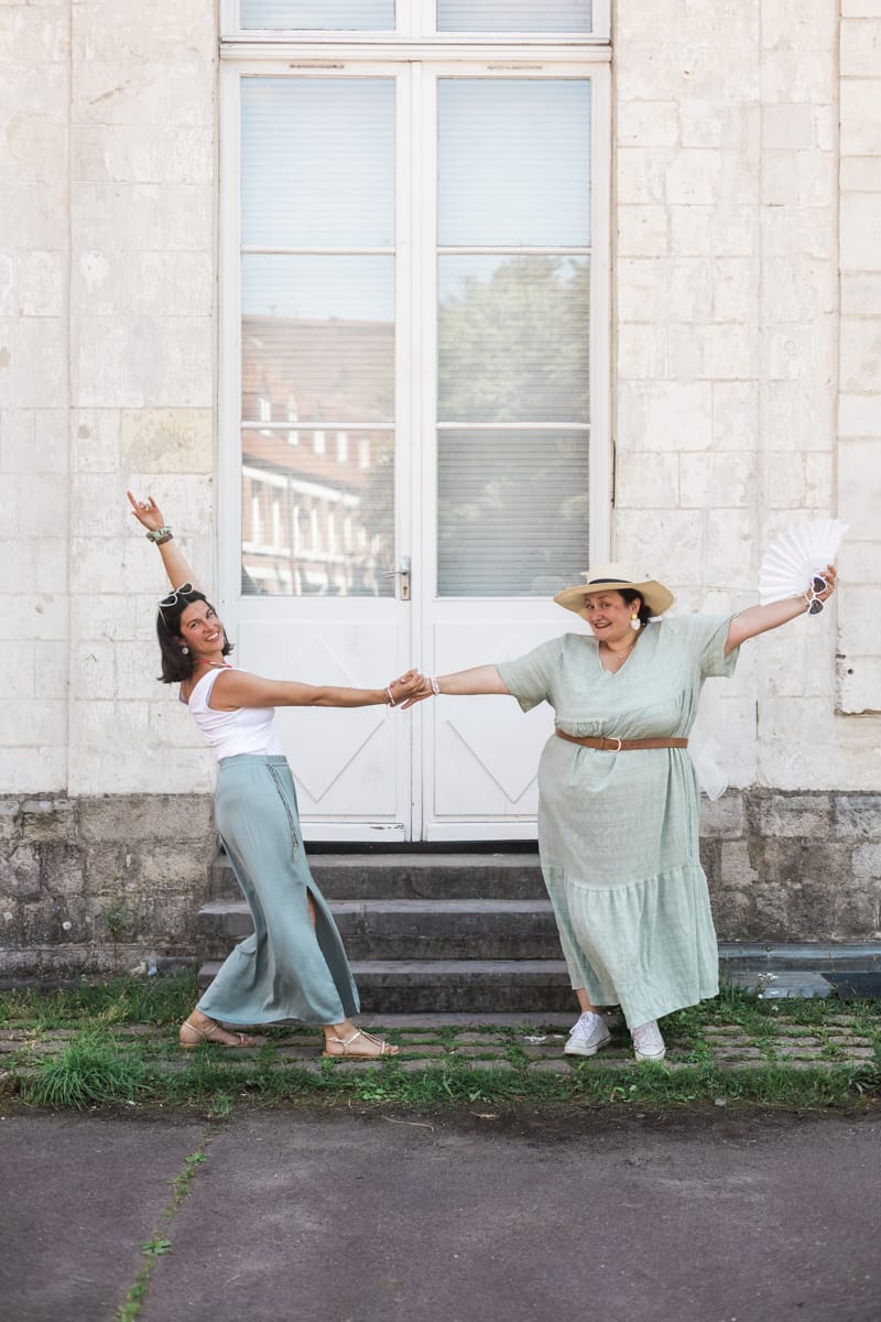 eclats de rire et complicite, seance photo lifestyle pour un groupe d amies pour un EVJF.