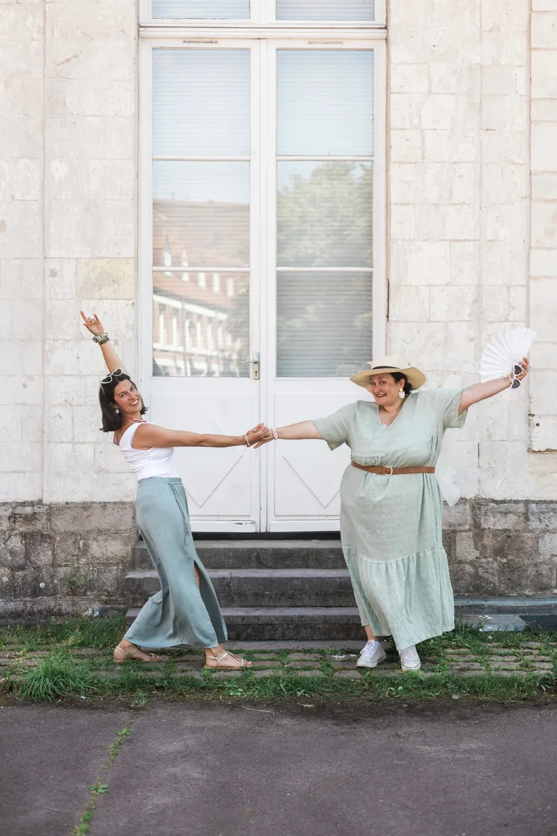 eclats de rire et complicite, seance photo lifestyle pour un groupe d amies pour un EVJF.