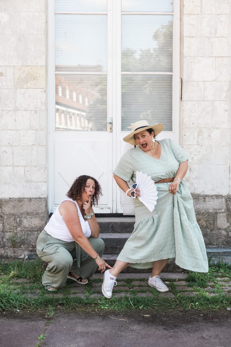 Portrait original de la future mariee et une amie lors d une seance photo EVJF a Lille.