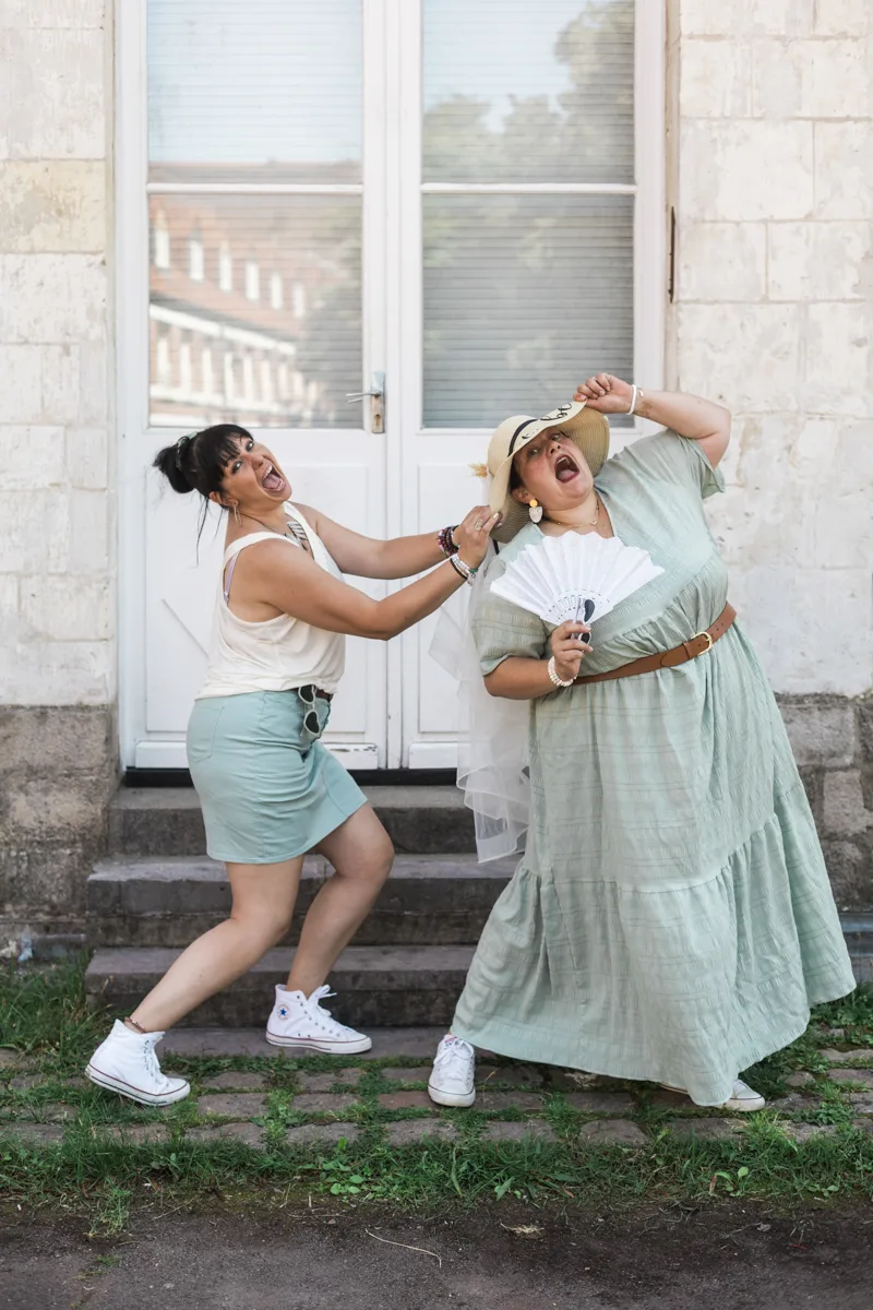 eclats de rire et complicite, seance photo lifestyle pour un groupe d amies en EVJF.