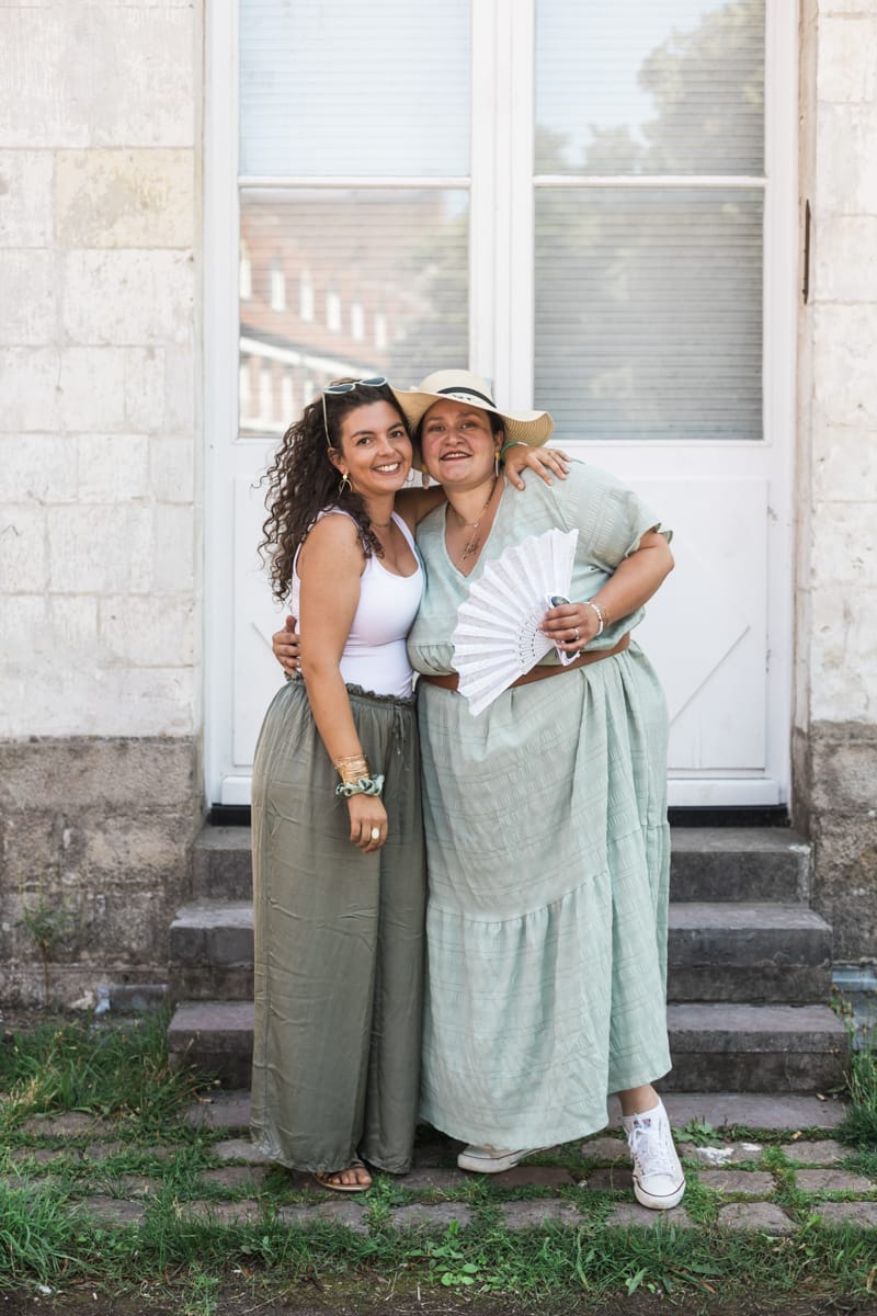 Portrait complice de la future mariee et une amie lors d une seance photo EVJF a Lille.