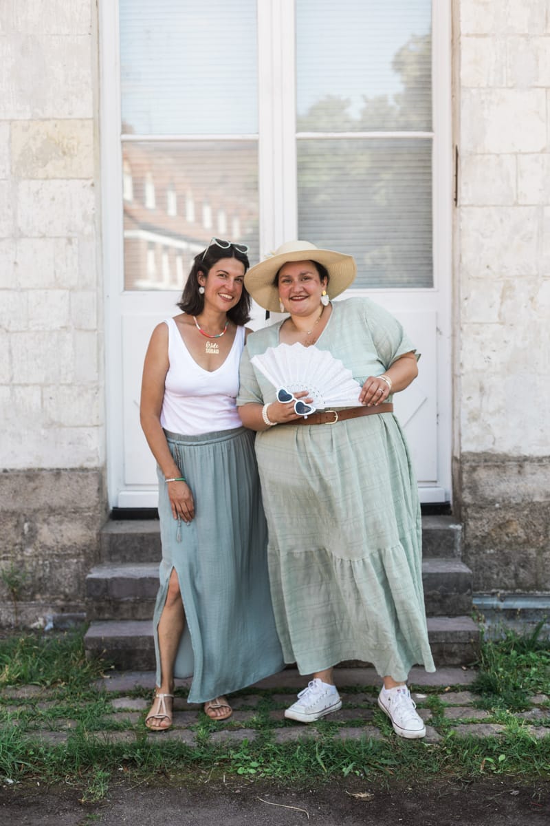 Portrait complice de la future mariee et une amie lors d une seance photo EVJF a Lille.