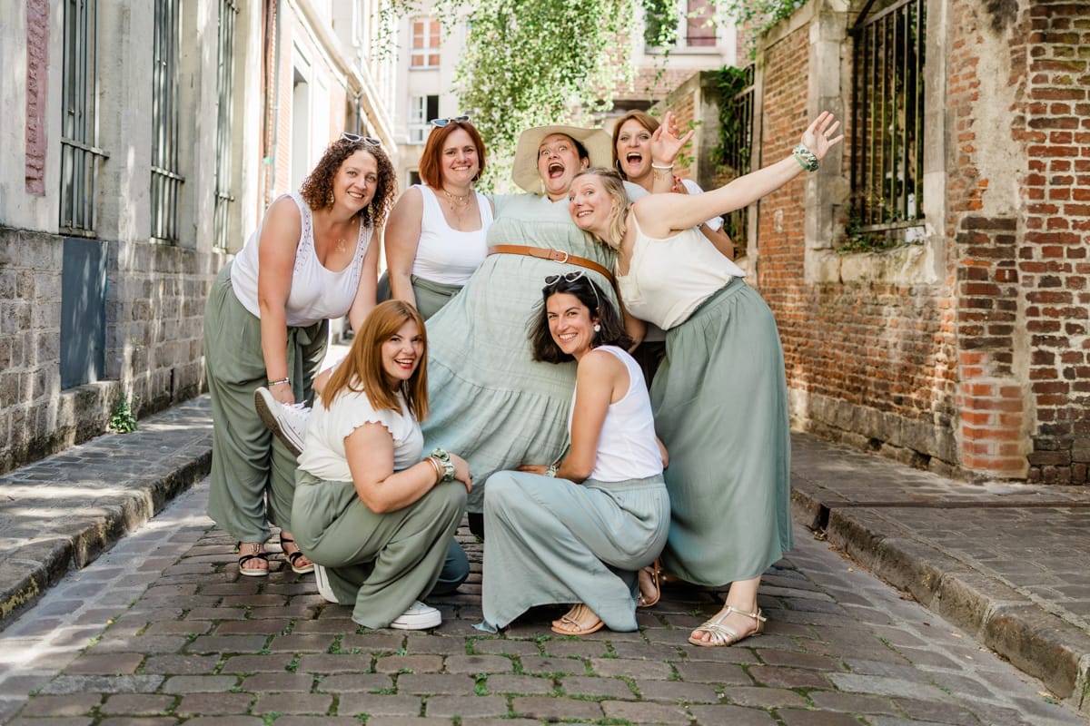 Moment de tendresse et rires entre amies pendant un enterrement de vie de jeune fille a Lille.