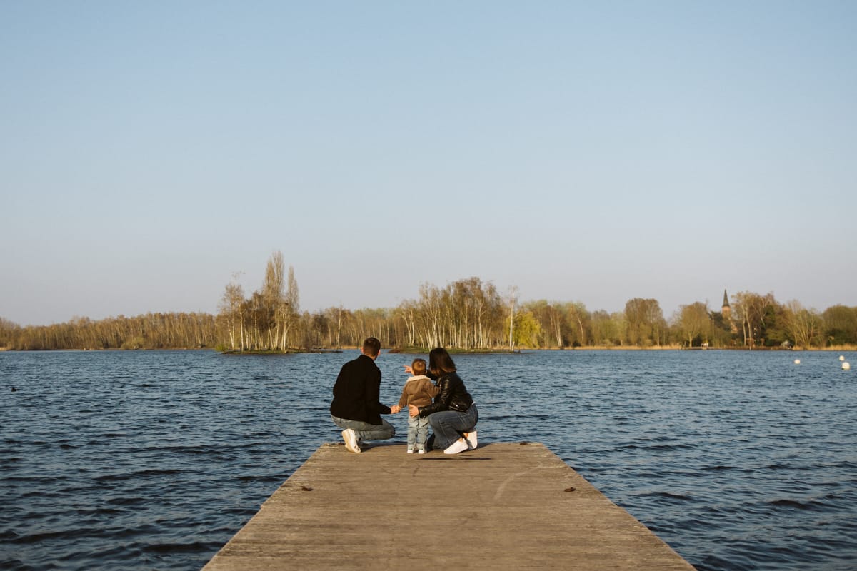 famille assise au bord du lac de Rieulay dans le Nord