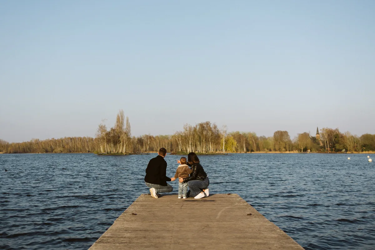 famille assise au bord du lac de Rieulay dans le Nord