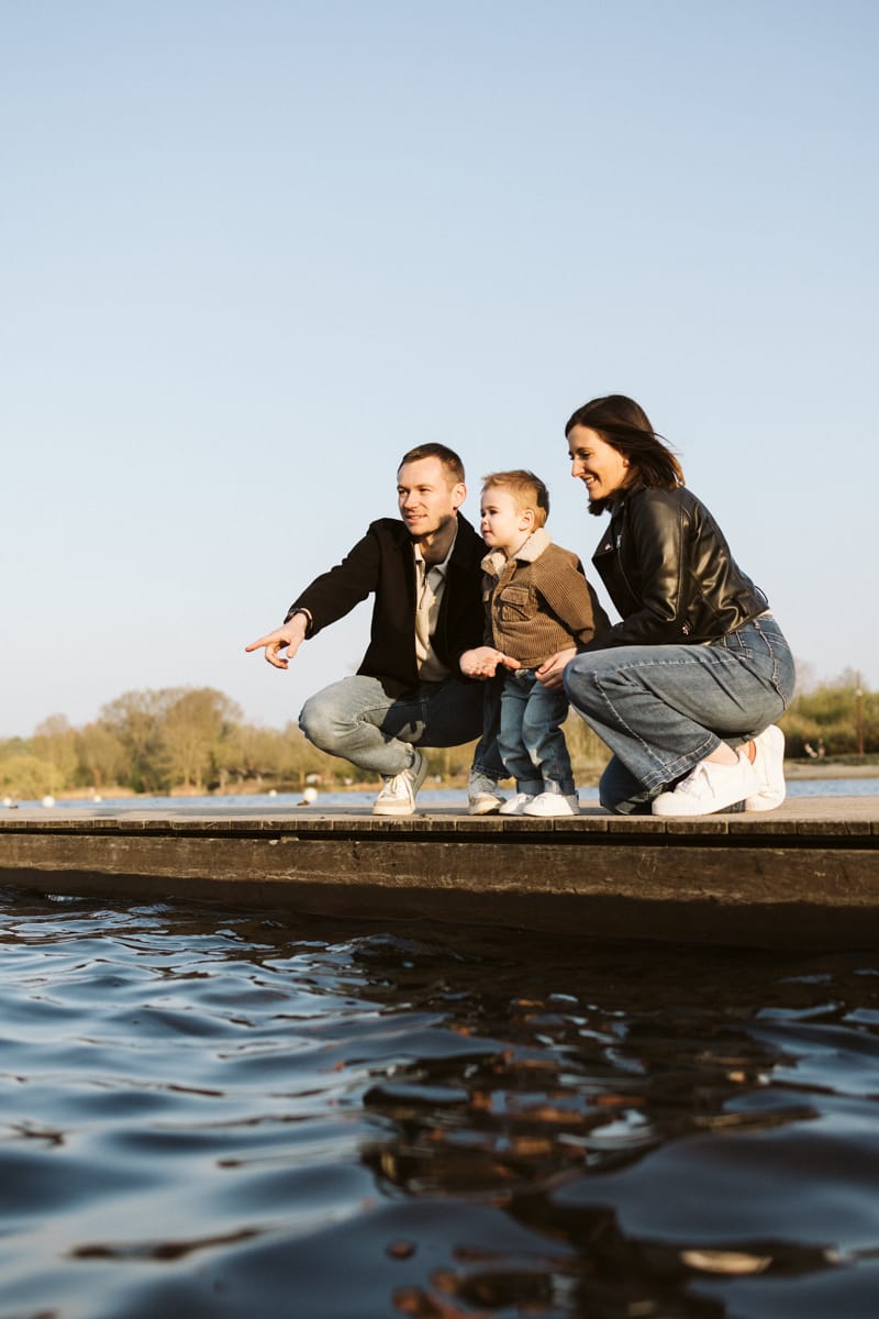 famille sur un ponton au lac de Rieulay