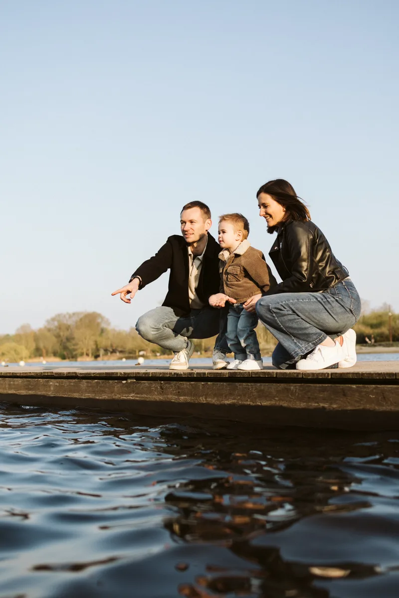 famille sur un ponton au lac de Rieulay