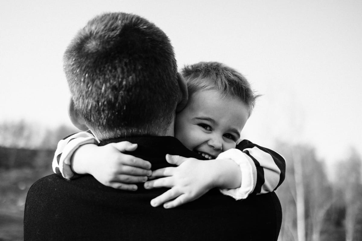 pere et enfant en noir et blanc seance photo famille lifestyle