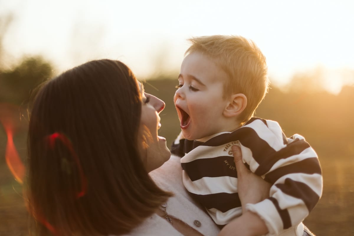 mere et son fils lumiere doree au terril de Rieulay