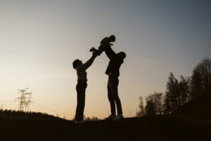 Séance photo famille en extérieur au coucher du soleil dans le Nord