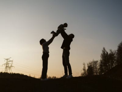 Séance photo famille en extérieur au coucher du soleil dans le Nord