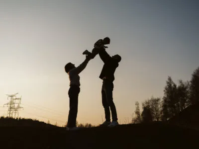 Séance photo famille en extérieur au coucher du soleil dans le Nord