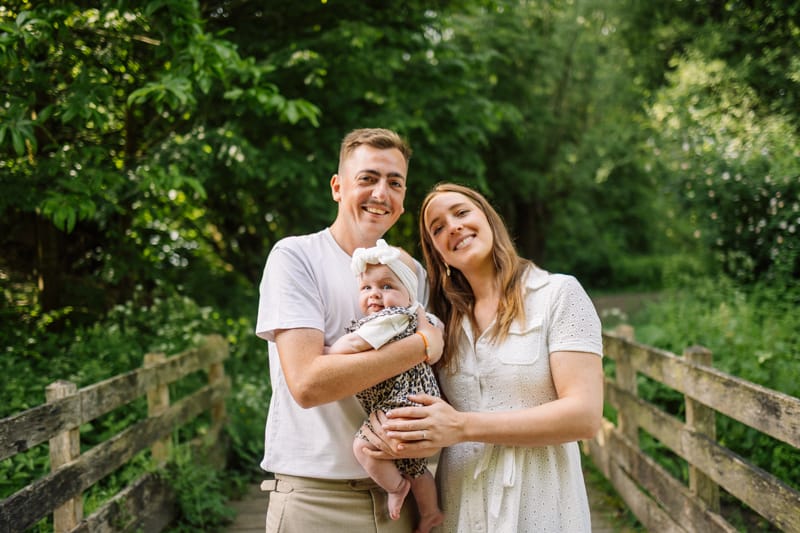 Portrait de famille avec bebe sur un pont en bois au lac du Heron