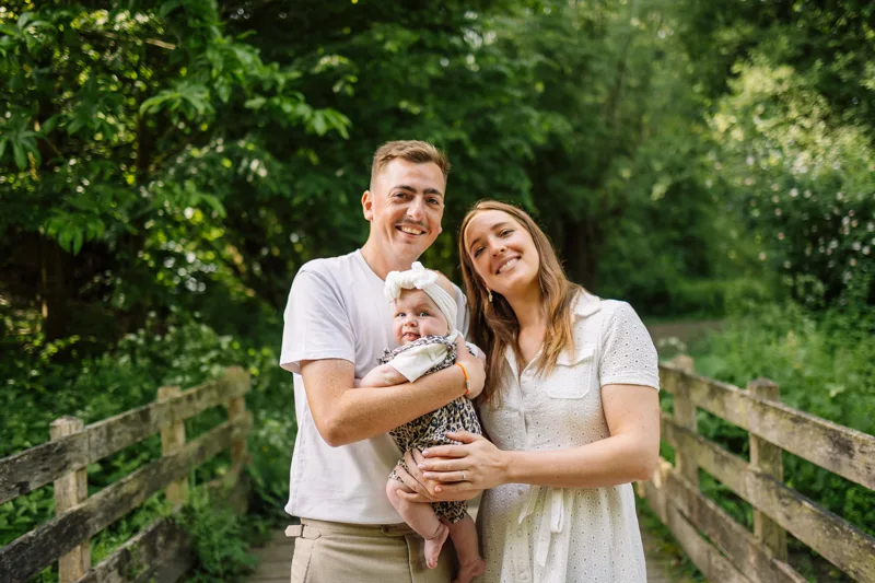 Portrait de famille avec bebe sur un pont en bois au lac du Heron