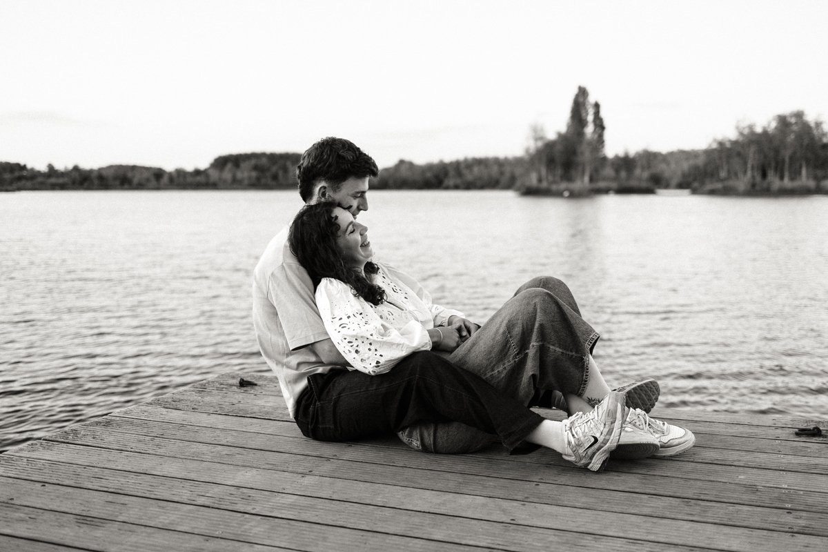 Couple allongé sur le ponton, photo en noir et blanc