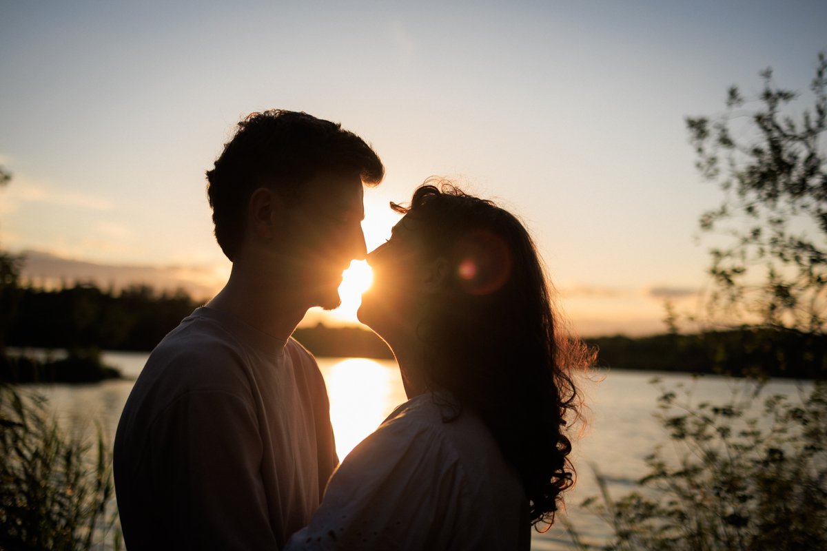 Baiser à contre-jour au coucher du soleil, séance photo couple dans le Nord