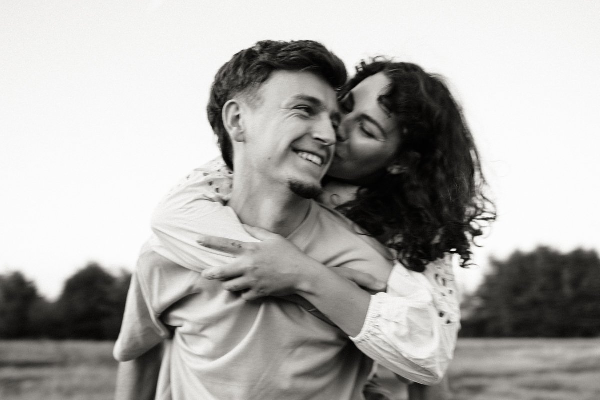 Sarah embrasse Valentin sur la joue, séance photo couple à Rieulay